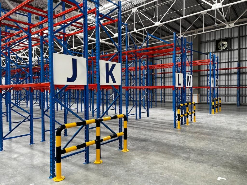 Pallet Racking System vs. Shelving:
