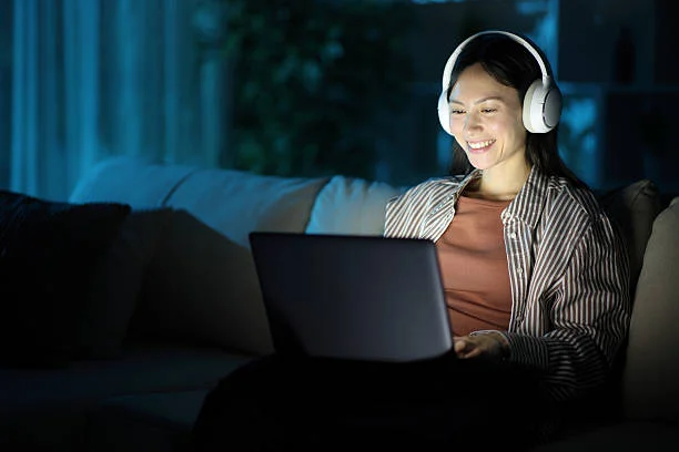 User experiencing application mobile dualmedia by watching video and listening through headphones